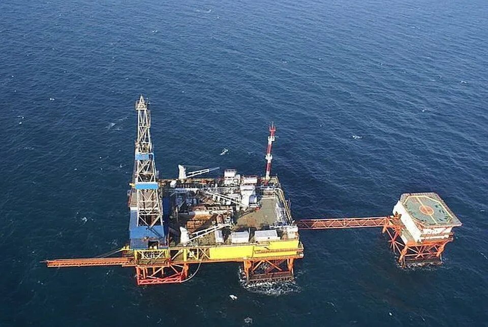 Вышки Черноморнефтегаз в черном море. Буровая черное море Черноморнефтегаз. Буровые вышки Черноморнефтегаз в чёрном море. Черноморнефтегаз буровые платформы. Буровая платформа 1