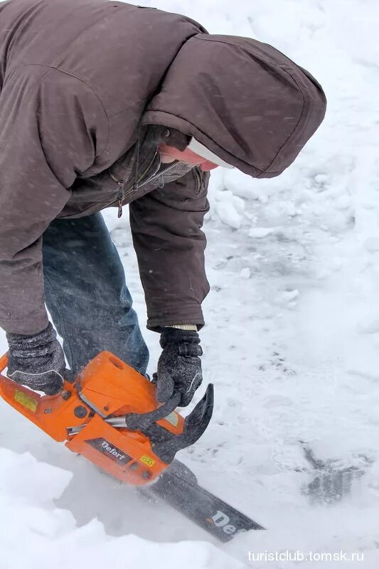 как пилить лед бензопилой. приспособление для пиления льда. станок для пиления льда. пилить лед. пиление льда бензопилой.