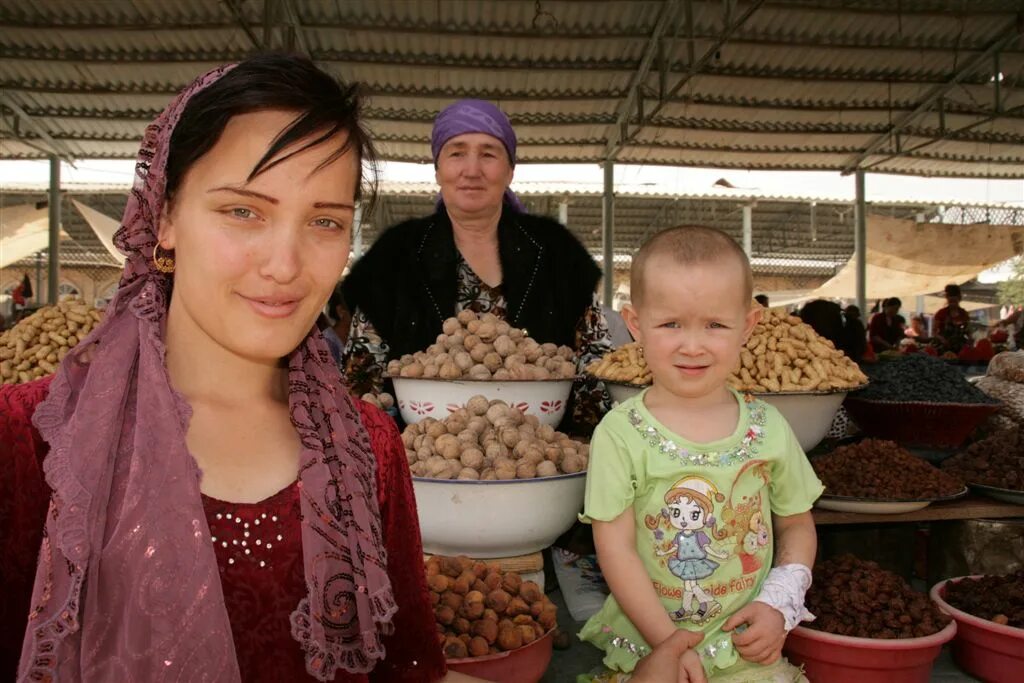 Узбекистан сколько народ. Узбекские женщины. Таджикская семья. Узбекистан люди. Жизнь в Узбекистане.