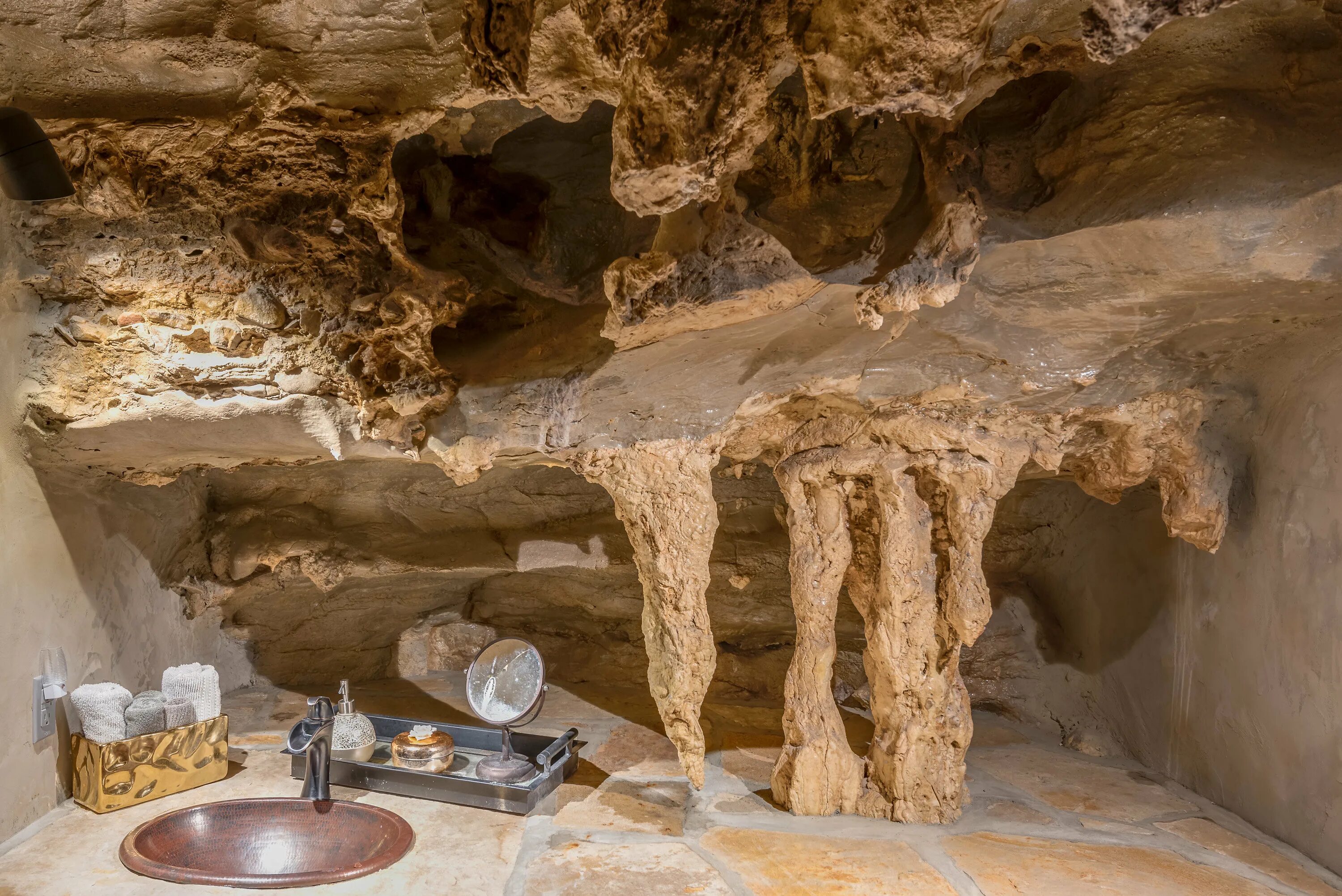 Cave home. Пещера Кейв крик. Beckham Creek Cave Lodge. Дом в пещере. Дом внутри пещеры.