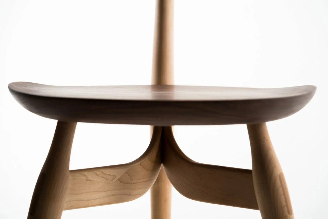 Стул на трех ножках. Стул на трех ножках. Стул три ножки. Табурет pz091018037. Стул на трех ножках.