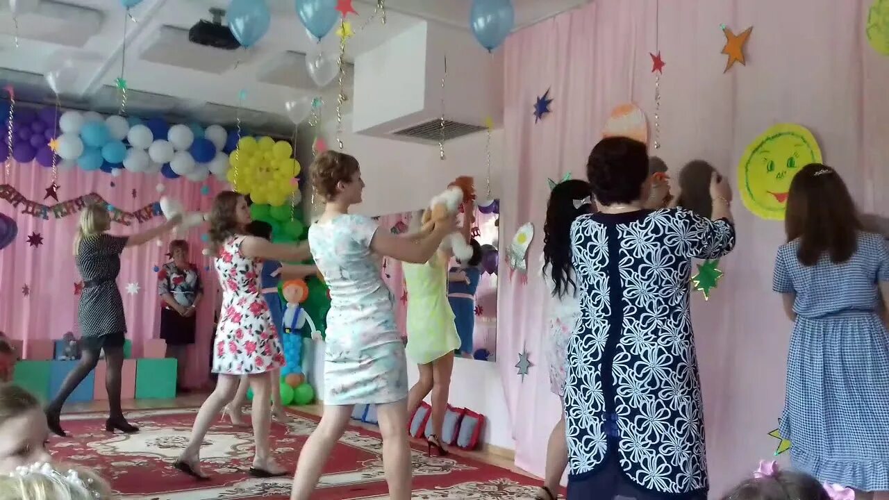 Танец мамы и дочки в детском саду. Танец мам на выпускной в детском саду. Стиляги родители на выпускной в детском саду. Танец мам и сыновей в детском садике на выпускном. Танец мам на выпускном в саду.