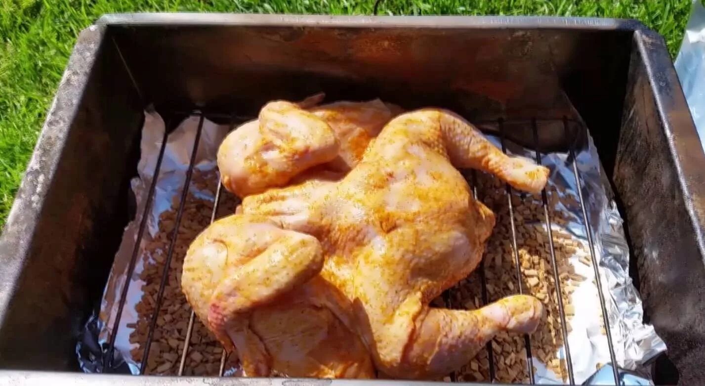Закоптить домашнюю курицу. Копченая курица в коптильне. Курица горячего копчения в коптильне. Курица в коптильне горячего.