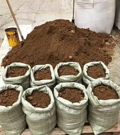 Песок в мешках речной 25 кг. Глина красная в мешках. Земля в мешках. Песок щебень в мешках. Глина печная в мешках.