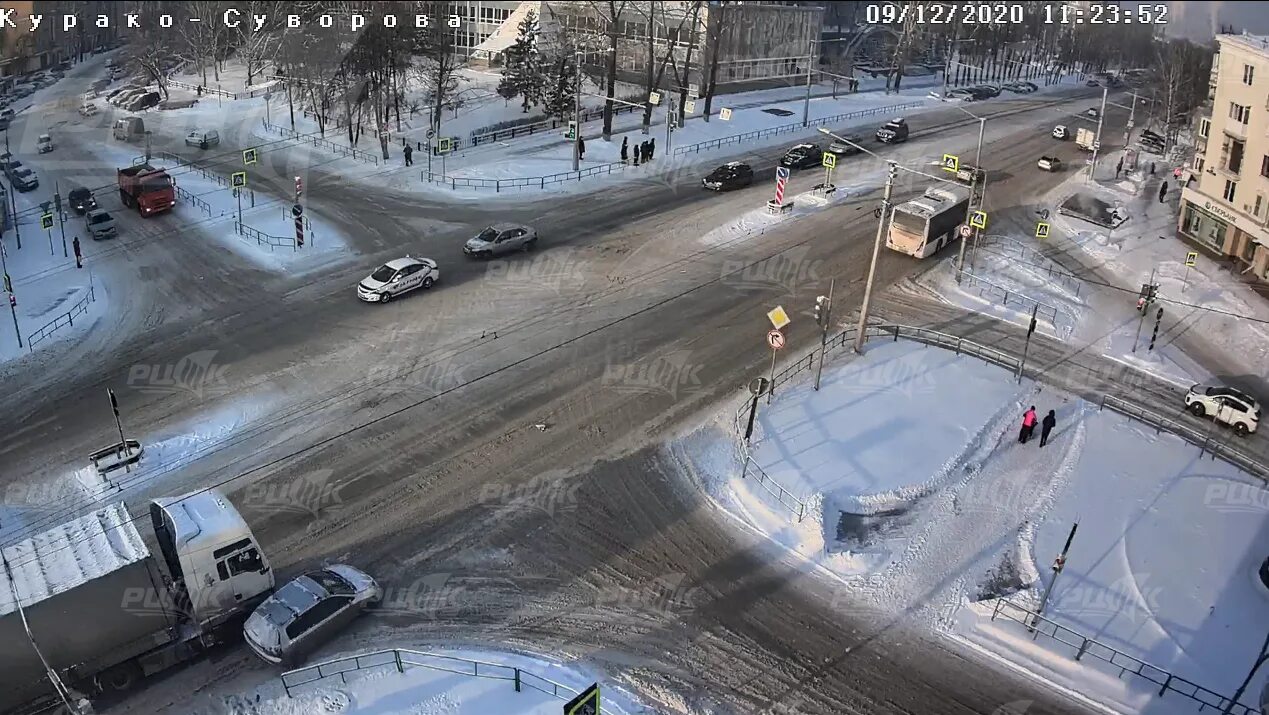 Кузнецкий мост новокузнецк веб камера уровень. Перекрёстке проспекта Курако и улицы Суворова.. Перекресток Новокузнецк. Сити н камеры. Перекресток зимой.