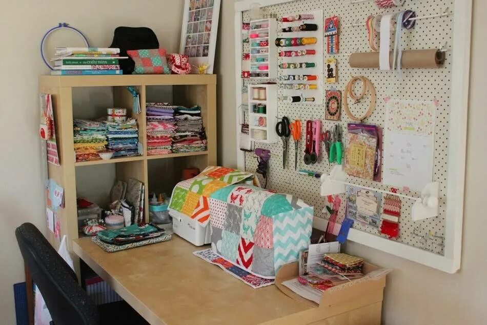 Комната для рукоделия. Рабочее место швеи. Верстак к53. Верстак вс-2м. Комната для рукоделия.