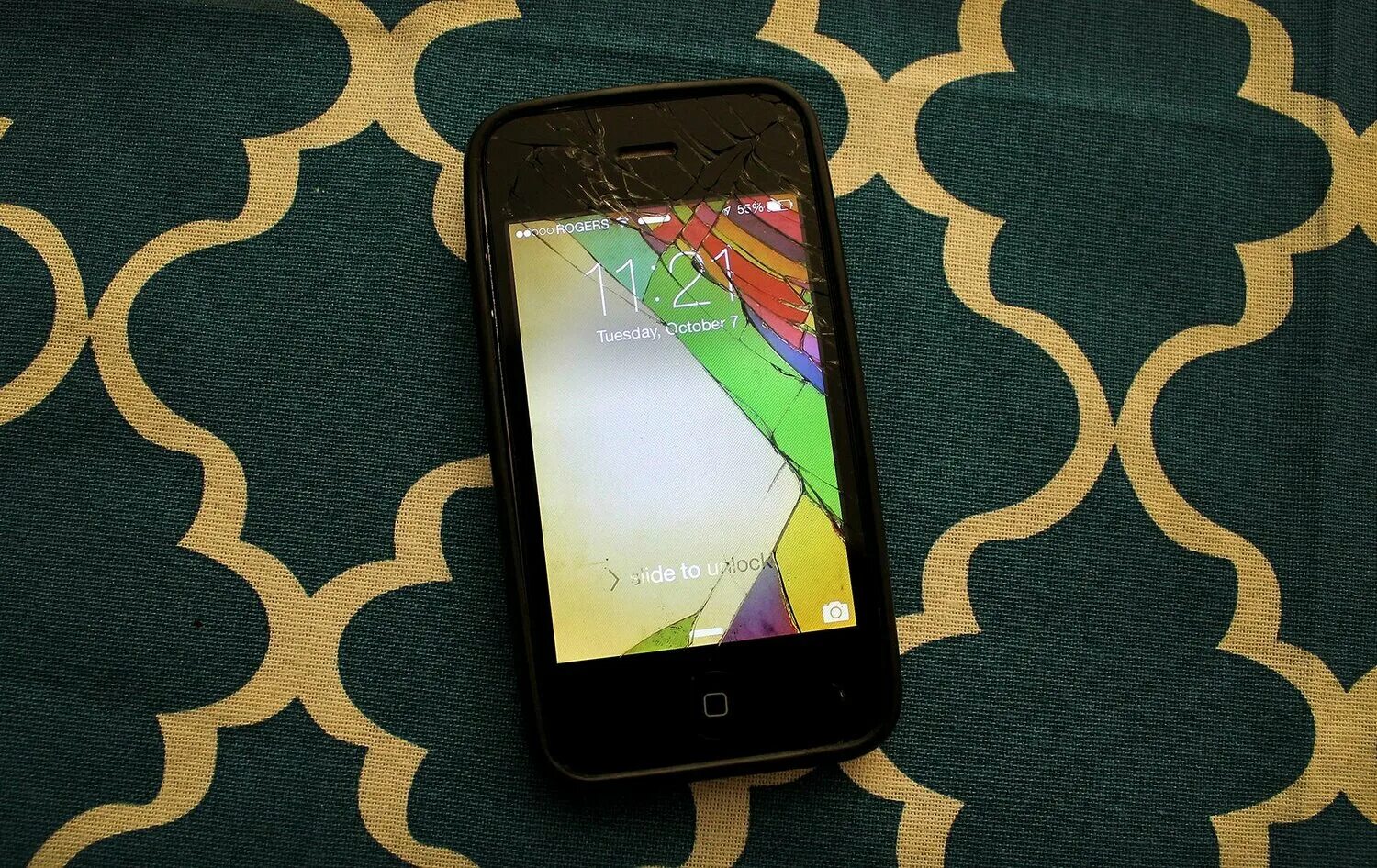 Broken phone vector. Дизайнерские приложения. Дизайн экрана телефона. Экран телефона с приложениями. Гибкий экран для рекламы.