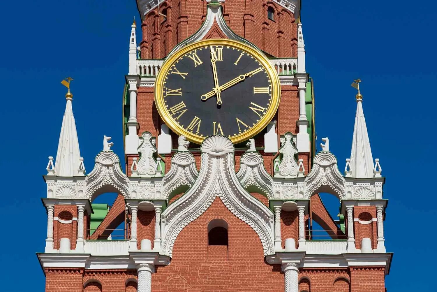 На какой башне установлены часы. Спасская башня кремля. кремлевские куранты. куранты на спасской башне. часы московского кремля.