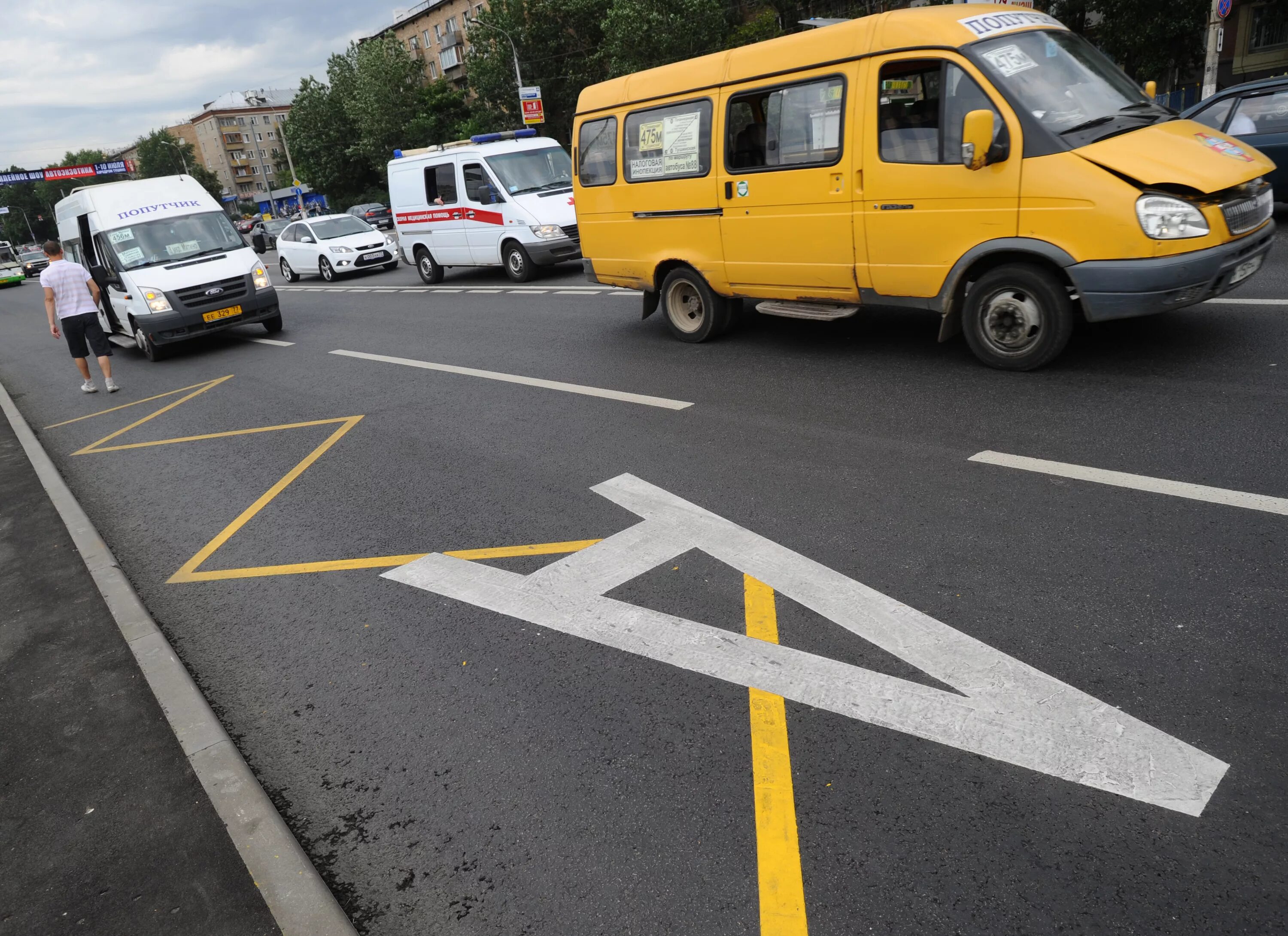 Автобусная полоса такси можно. Полоса для автобусов. Полосы для авы. Выделенная полоса для автобусов. Маршрутная полоса.