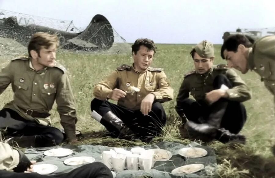 Ютуб идут бои. Сирии. Ютуб идут бои. В бой идут одни старики леонида быкова. В бой идут одни старики капитан титаренко.