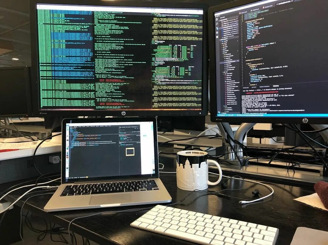 Офисное программирование. Workspace программирование. рабочее место java. дешёвые компьютеры для программистов. programmer desktop setup.