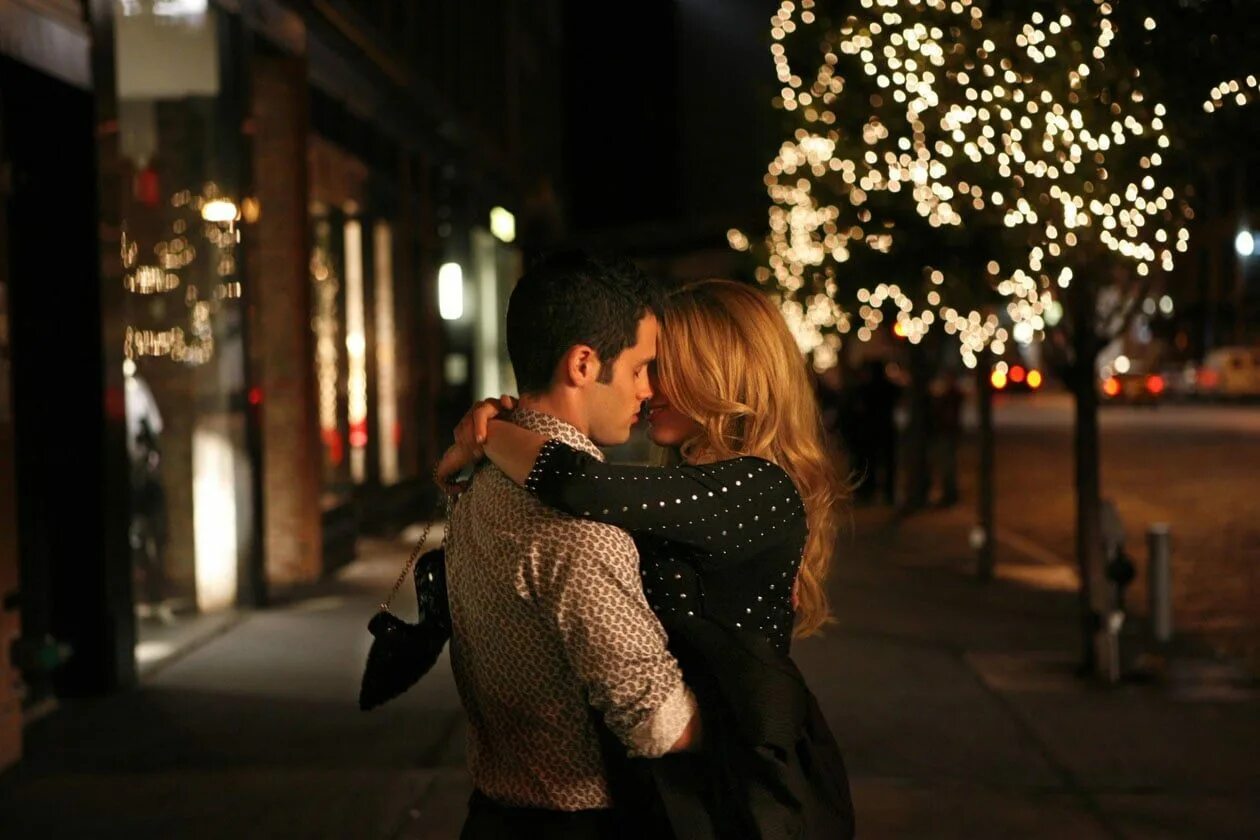Влюбленная пара вечером. Романтическая встреча влюбленных. Влюбленные на улице. Поцелуй вечером на улице.