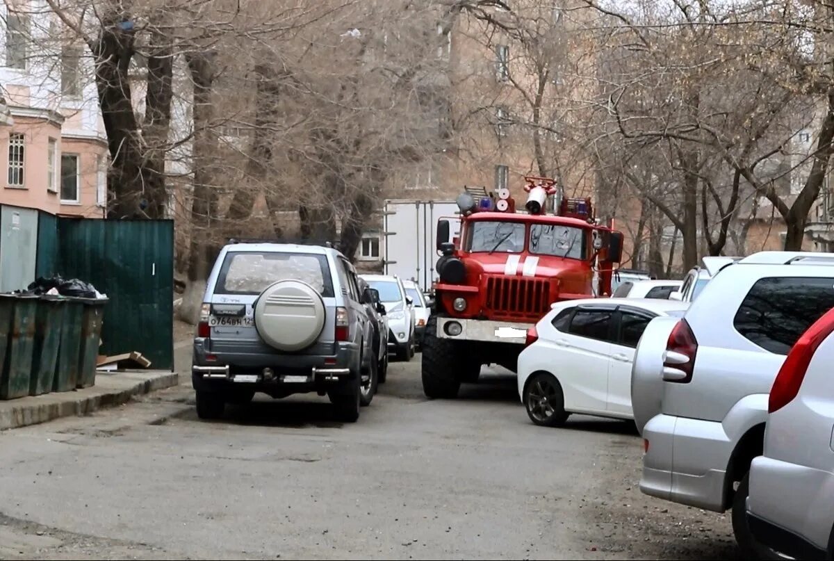 1 пожарный проезд. Пожарная машина во дворе. Уступи дорогу пожарной машине. Пожарный проезд во дворе. Проезд для пожарной машины.