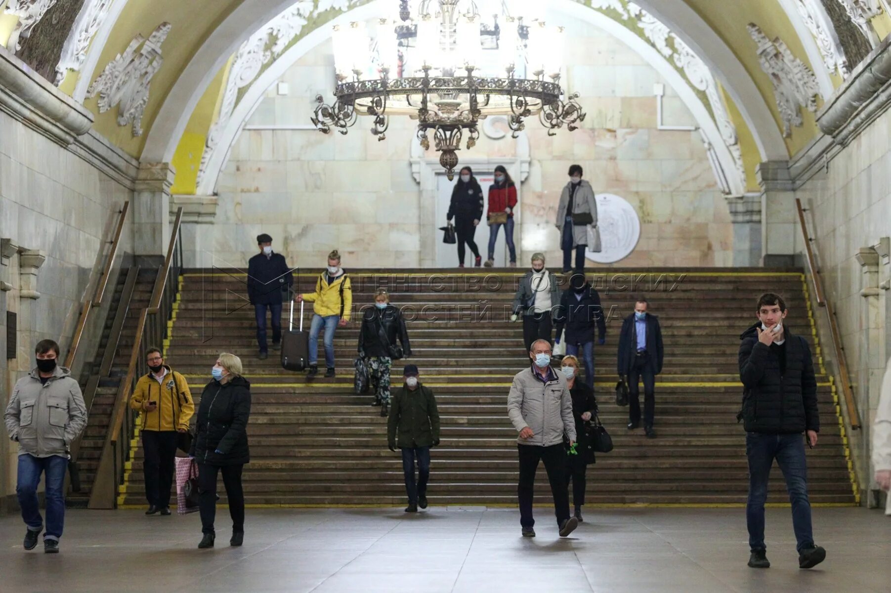 Сколько пассажиров в метро. Метро Театральная внутри. Театральная (станция метро, Москва). Охотный ряд метро.