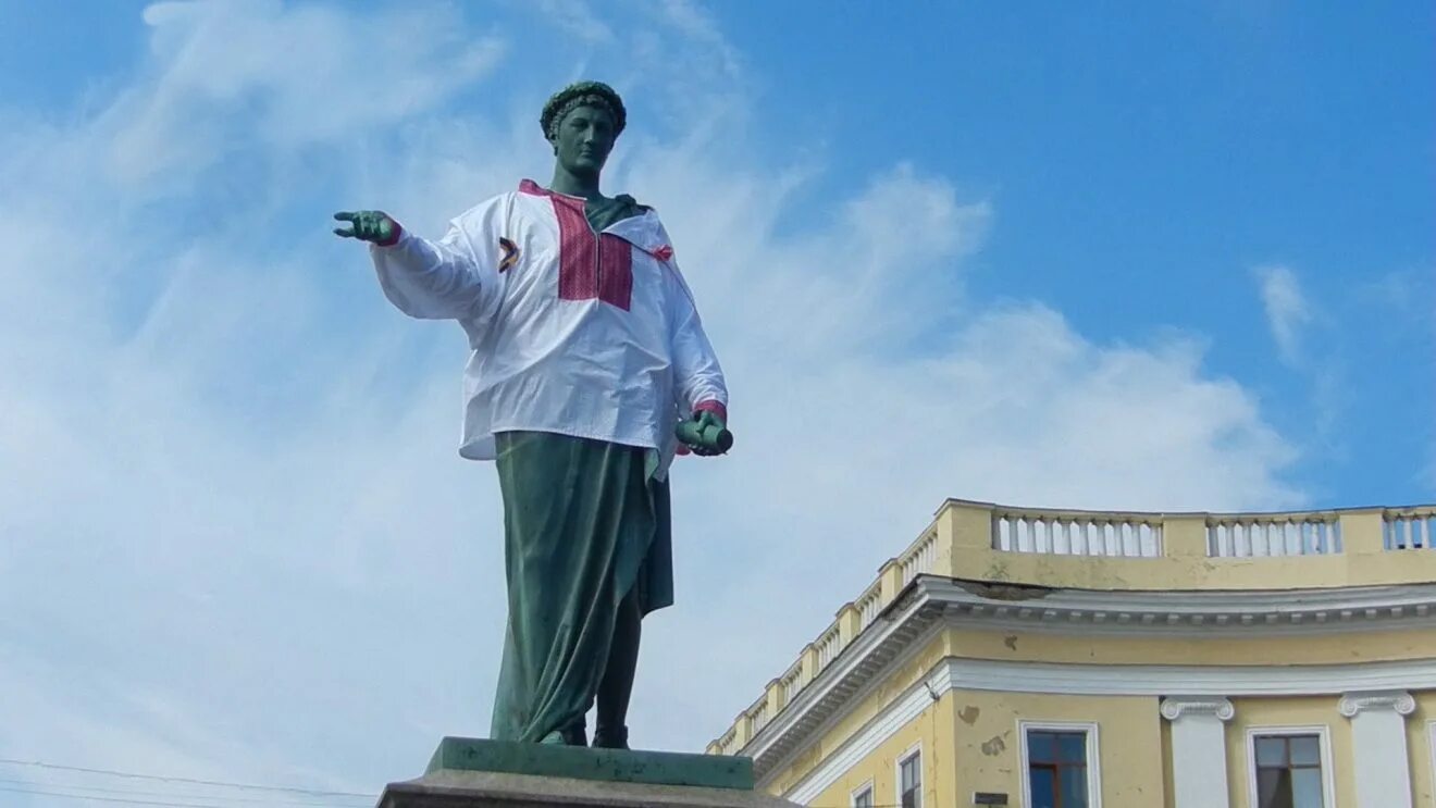 Население одесской. Памятник Дюку де Ришелье. Дюк Одесса. Дюк в вышиванке. Памятники в вышиванке.