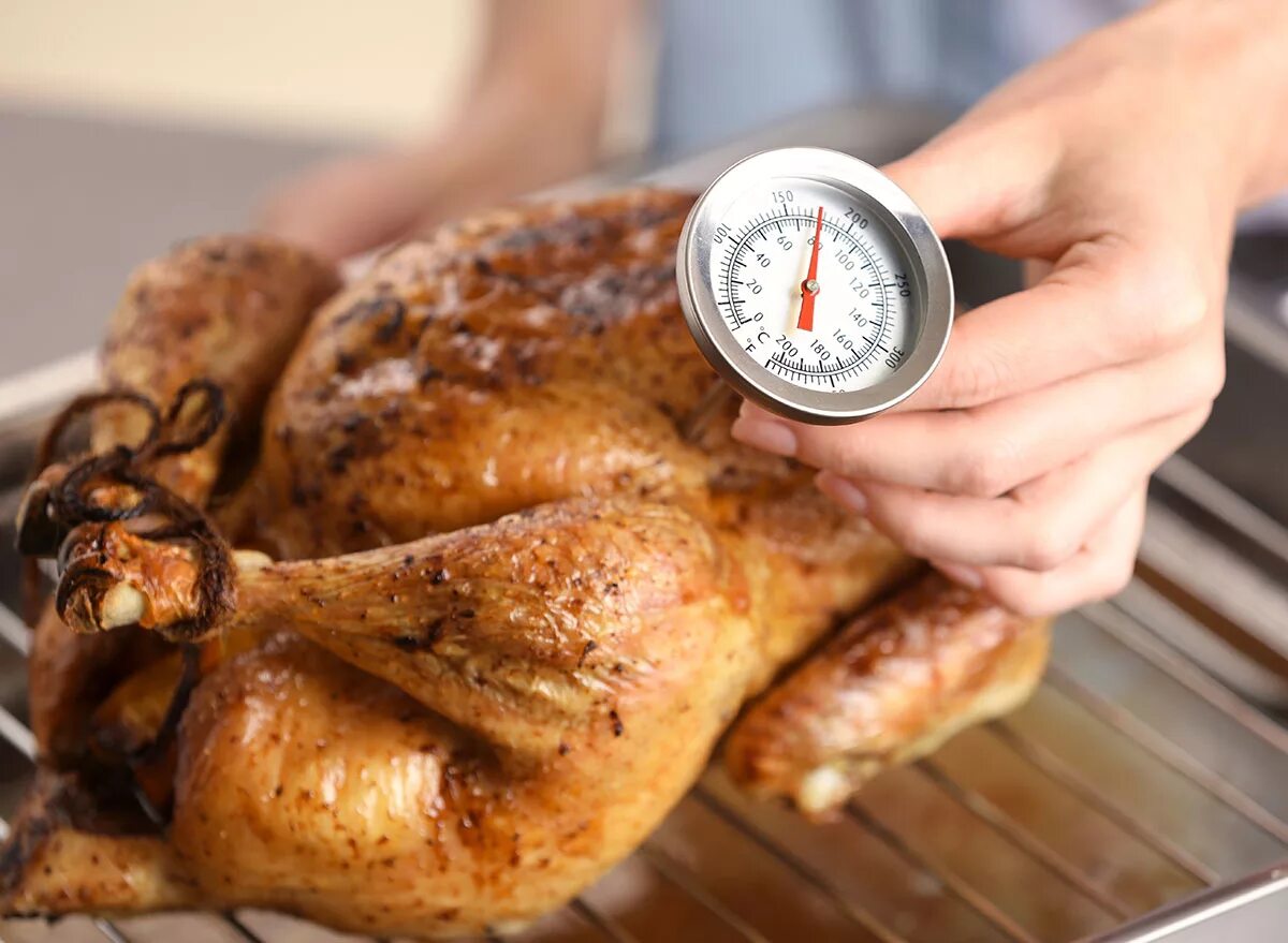 Термометр для запекания мяса. Курица с градусником. Курица готовая.