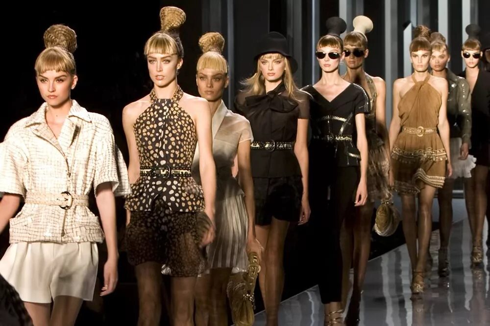 Лондонская неделя моды (london fashion week). Показ мод нью йорк. Нью йорк фэшн вик. Ральф лорен показ. Донателла версаче показ моделей 90х.