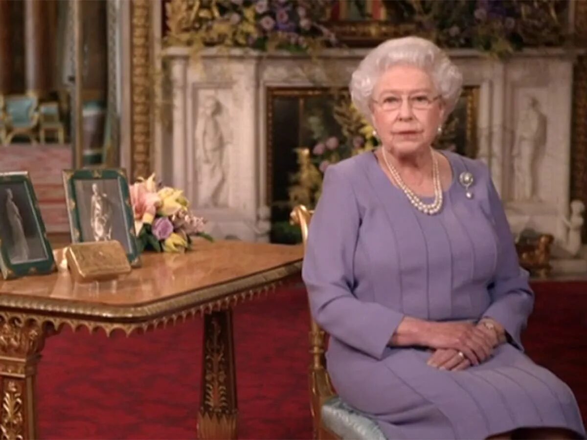 The queen of england lives. Правление елизаветы 2. The queen of england lives. The queen of england lives. Watching the queen’s speech.