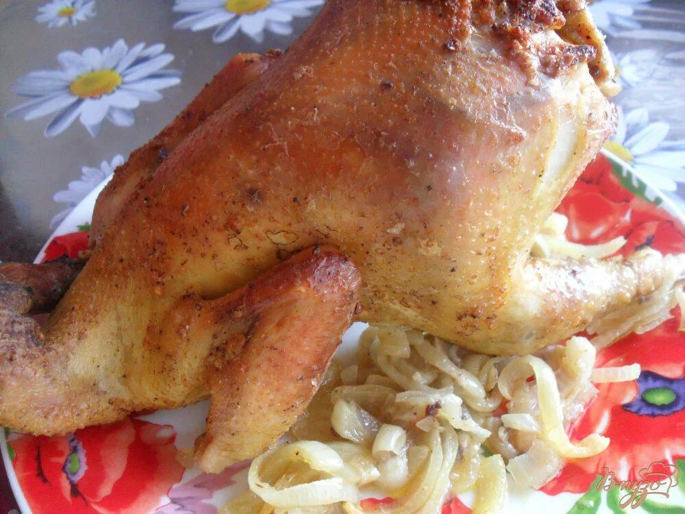 Домашняя курица мягкой и сочной. Домашняя курица в духовке. Курица запеченная в духовке. Глиняные курицы. Жареная курица домашняя.