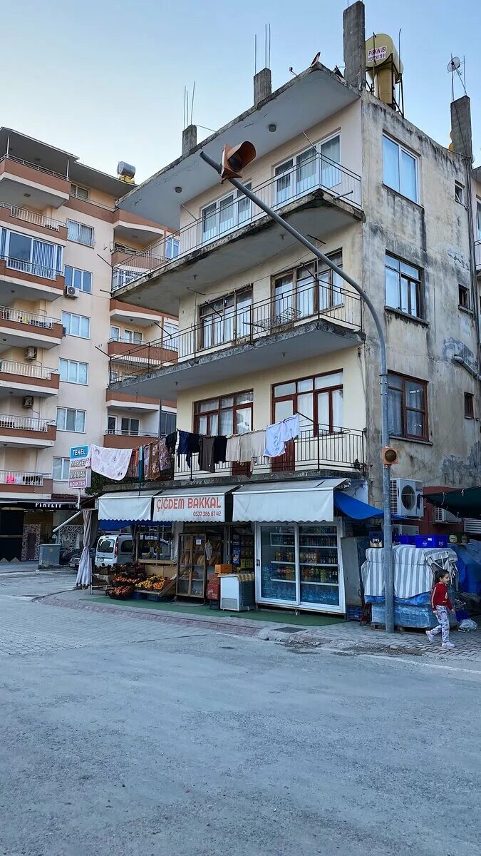 Где живут турки. Жить в Турции. Жить в городе. Одна в Турции. Дома где живут турки.