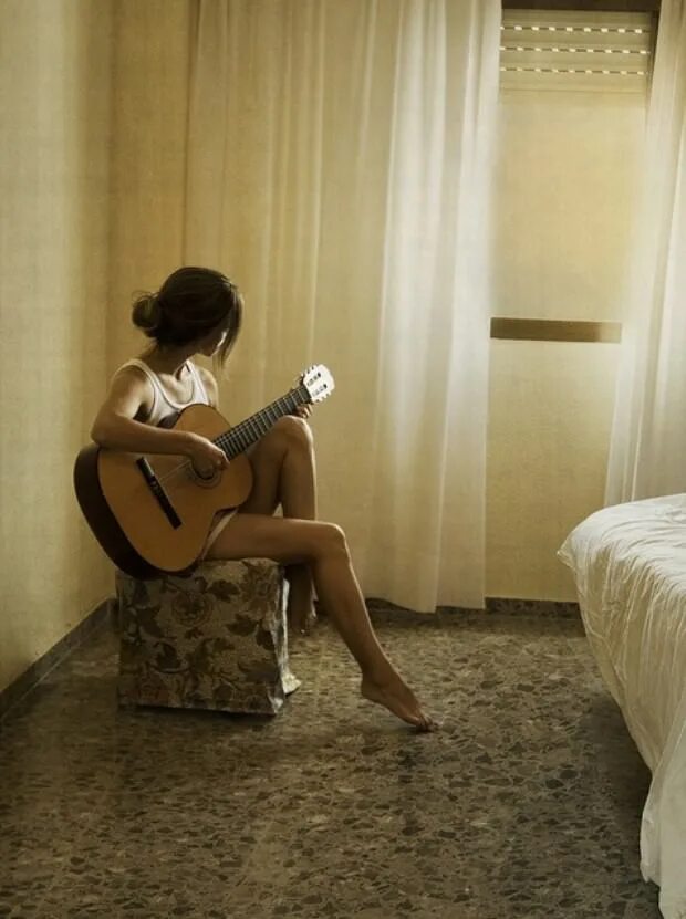 Брюнетка с гитарой. 2 девушки поют на пианино. Комната поет девушка. Люди поют дома. Фотосессия с гитарой.