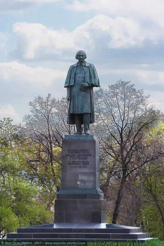 памятник гоголю на гоголевском бульваре. памятник николаю гоголю. памятник николаю гоголю. гоголь николай васильевич памятник. памятник гоголю андреев.
