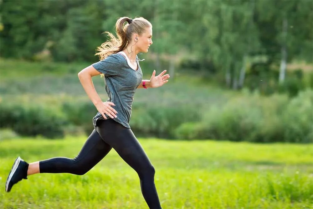 Девушки в спортивной форме веселятся