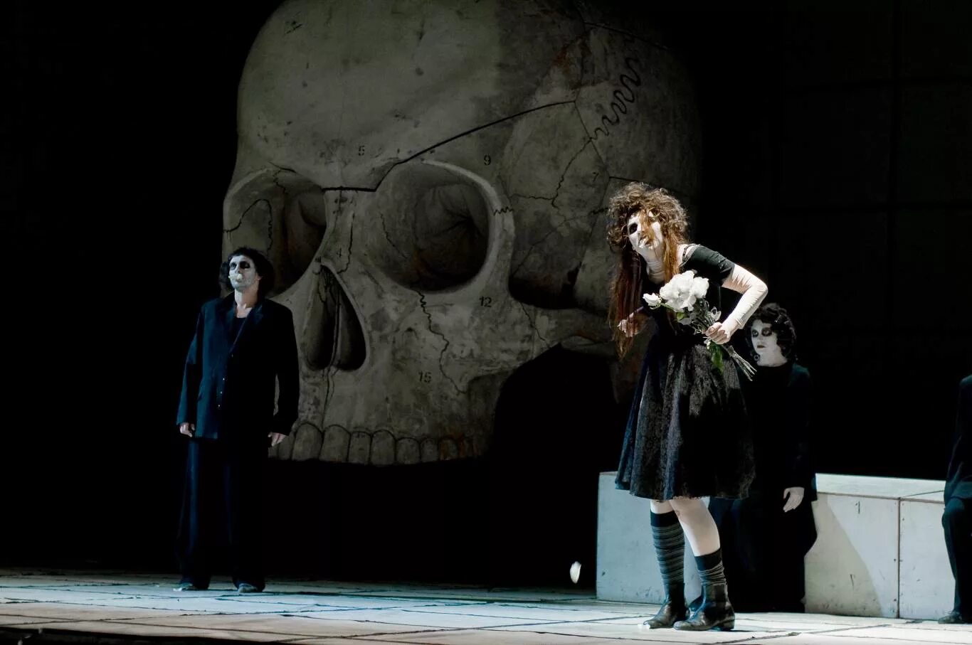 Гамлет фото. Бенедикт камбербэтч гамлет. Гамлет шекспир спектакль. Шекспир "гамлет". Шекспир гамлет театр.