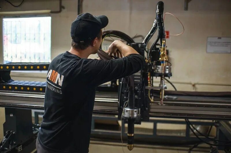 Amn лазерные станки 4 квт. Амн инжиниринг. Человек с оборудованием. Александр красовицкий впк. Basic-fl2060f лазерный станок.