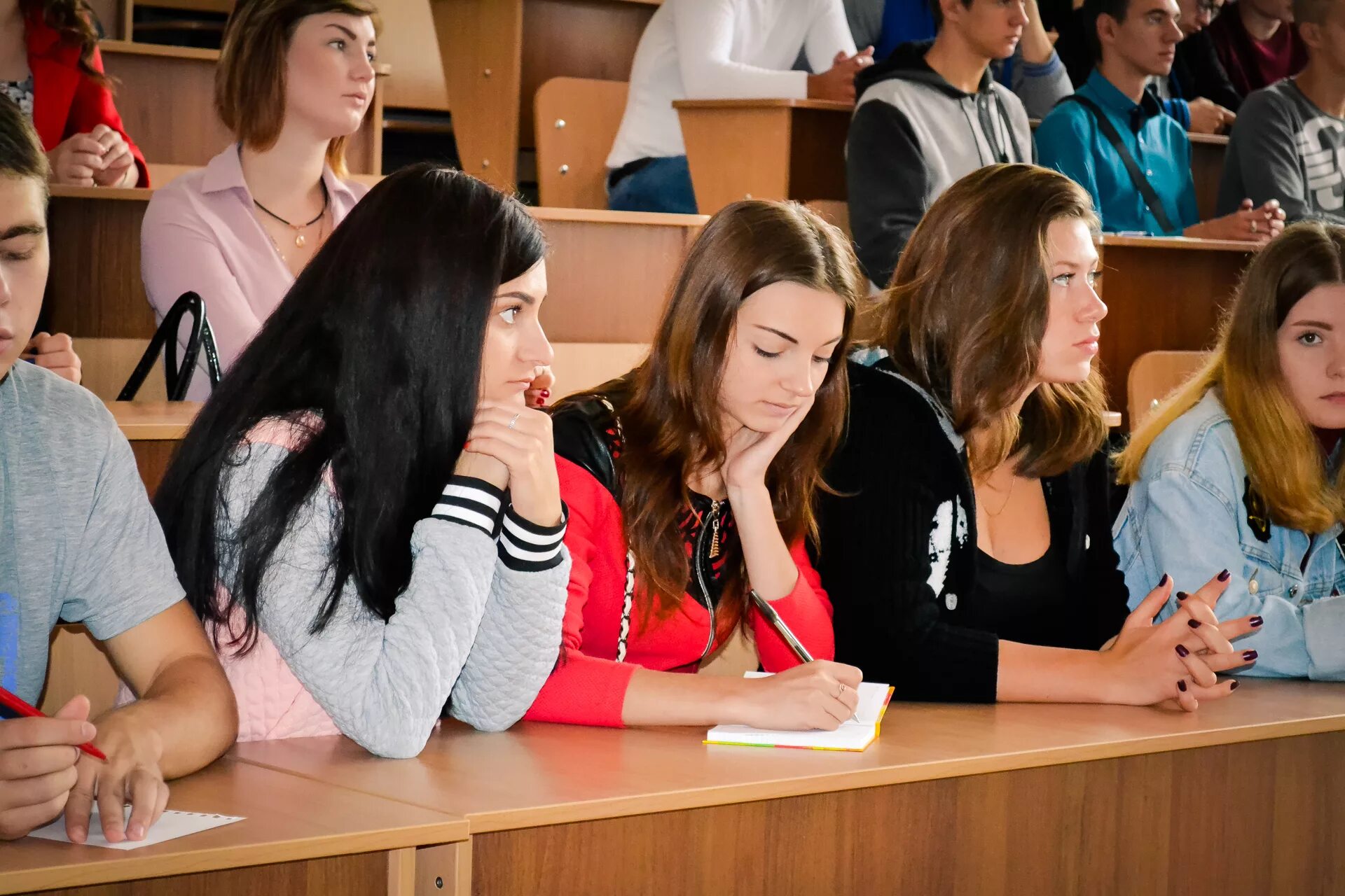 1с студенты. студентка университета. студенты в аудитории. красивые студентки. студенты в аудитории.