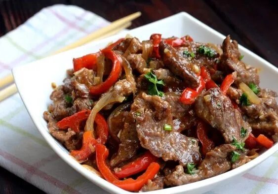 Говядина с перцем. Говядина с болгарским перцем и соевым соусом. Говядина с болгарским перцем. Салат острый с мясом. Говядина с красным болгарским перцем.