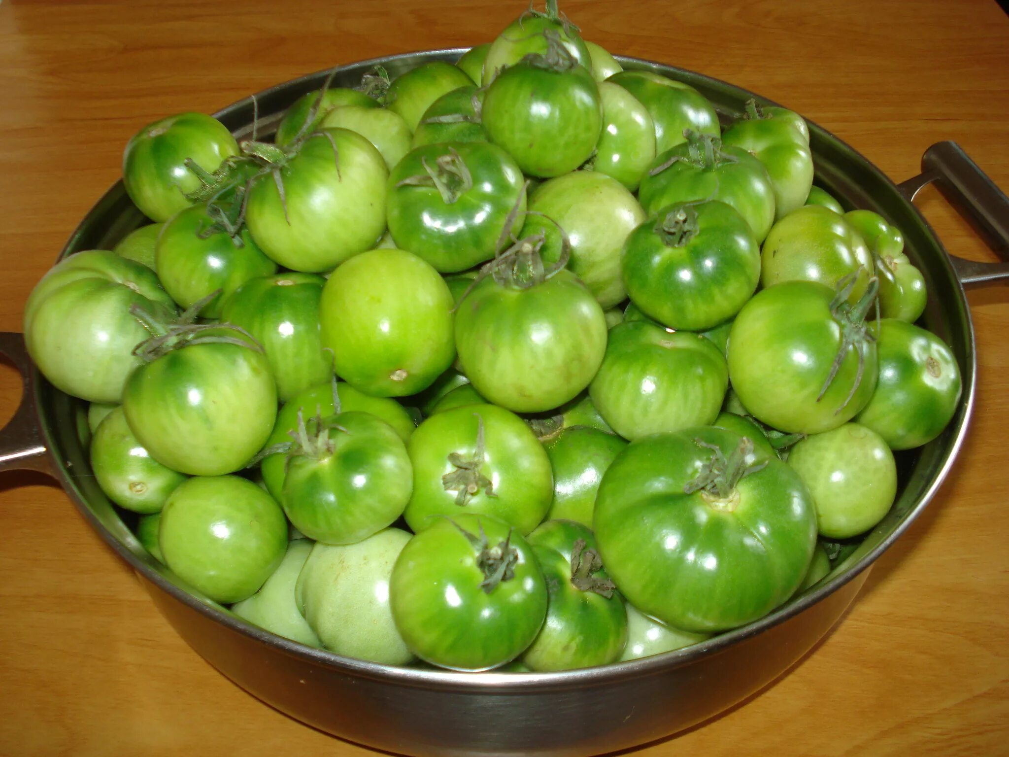Купить зеленые томаты. Зеленые помидоры. Помидоры солёные зелёные. Мелкие зелёные помидоры. Зелёные помидоры быстрого приготовления в кастрюле.