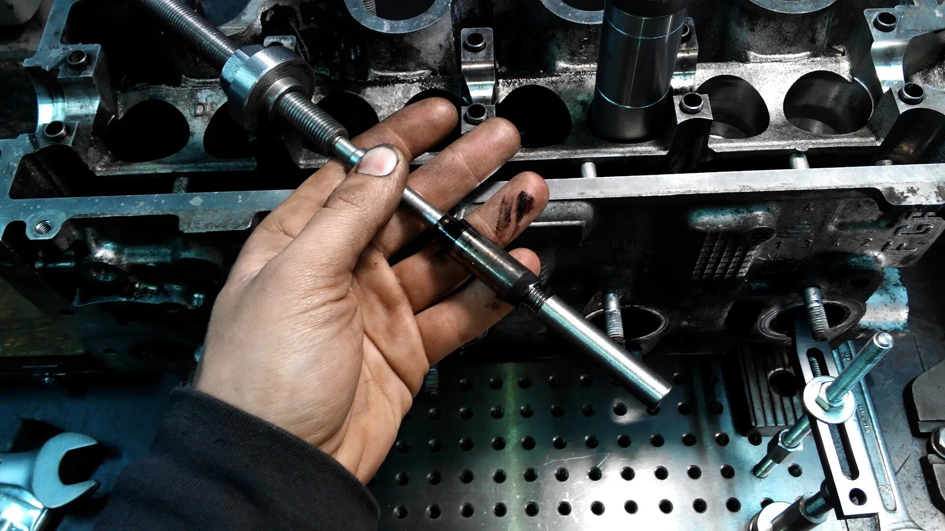 Болт от гбц газель 402. Крепление головки ваз 2106. 4. Прокладка гбц мерседес 2. Установка болтов гбц.