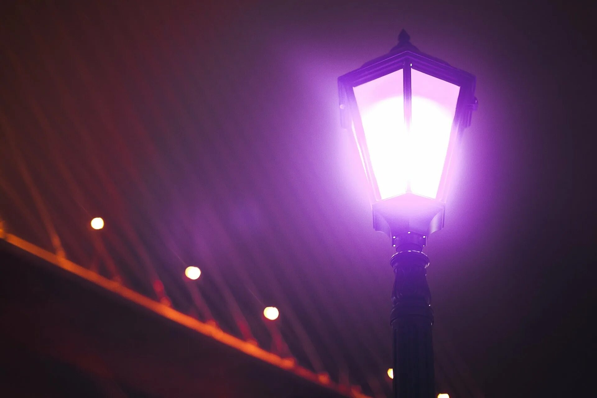 Ночные фонари купить. Фиолетовый фонарь. Уличный фонарь. Фиолетовый фонарик. Фиолетовый фонарь уличный.