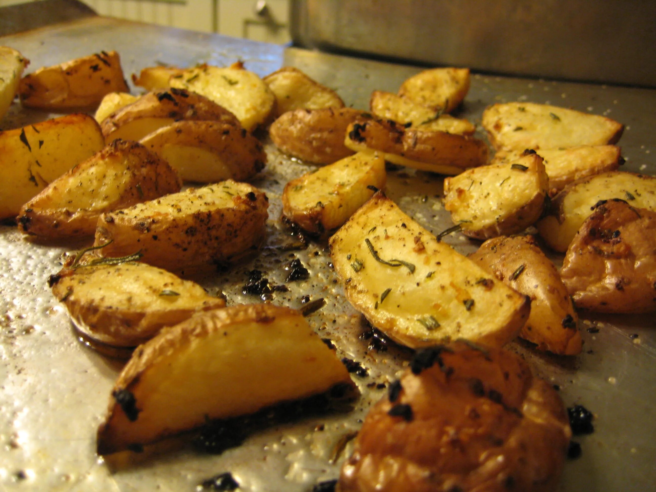 Сколько времени запекать картофель в духовке. Картошка в духовке. Чесночная картошка в духовке. Печеный картофель. Картофель в духовке с хрустящей корочкой.
