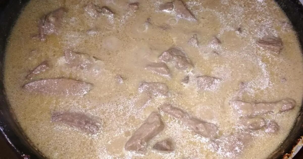 Приготовить печень в сливках на сковороде. Печенка в сливках на сковороде. Печень куриная с подливкой. Печень в сливочном соусе с гречкой сервировка. Печень с луком м сливками.