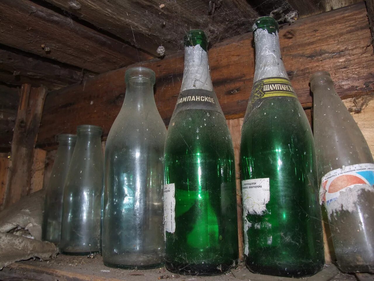 Прием стеклотары ссср. Где сдают стеклянные бутылки на высокой горе. Сбор бутылок стеклянных. Пункт стеклотары. Прием стеклотары.