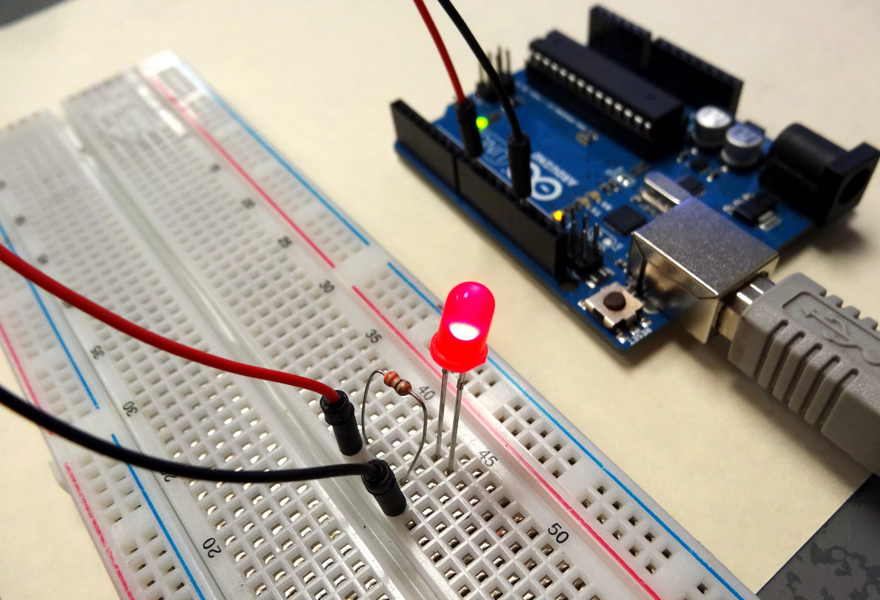 Https arduino cc. Светодиод для платы ардуино\. Led светодиод ардуино. Микроконтроллер Arduino uno. Бредборд ардуино.