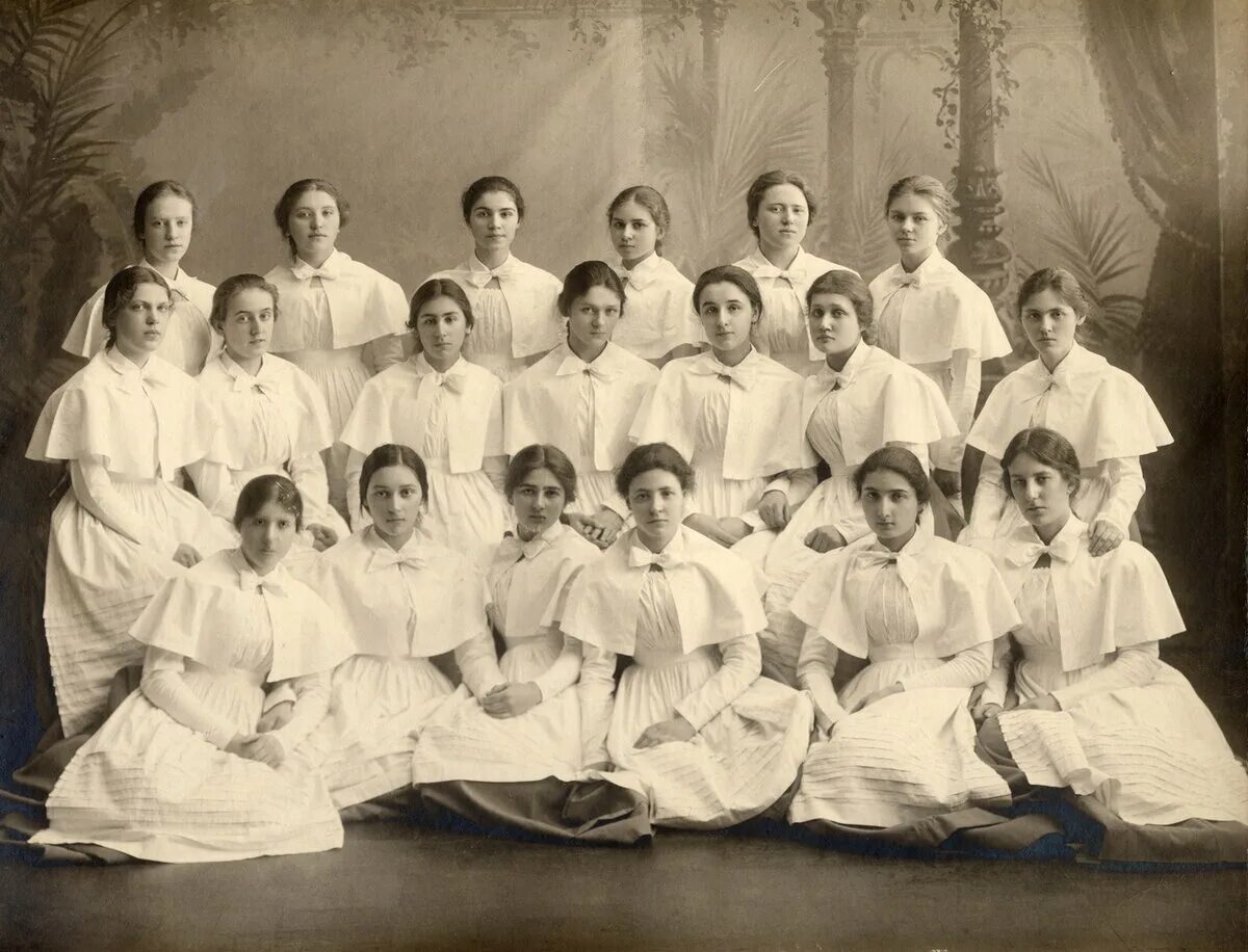 Институт благородных девиц смольный институт. Воспитанницы девиц. Воспитанницы смольного института благородных девиц. Воспитанницы девиц. Смольный институт благородных девиц 18 век.