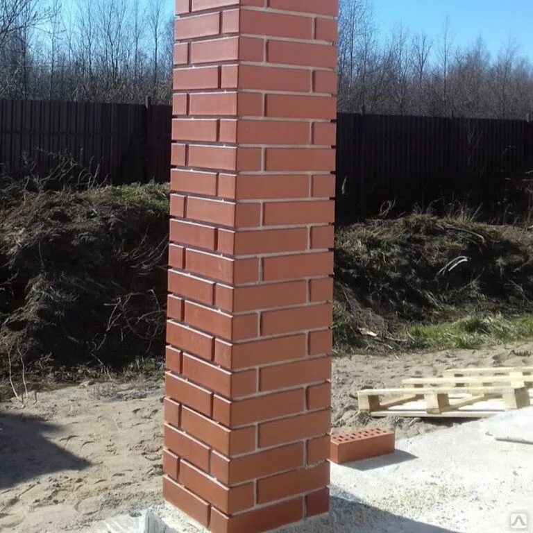 Красивая кладка забора из кирпича. Какой кирпич для забора. Столбики из кирпича для забора. Кирпичные столбики для забора. Столбики из кирпича для забора.