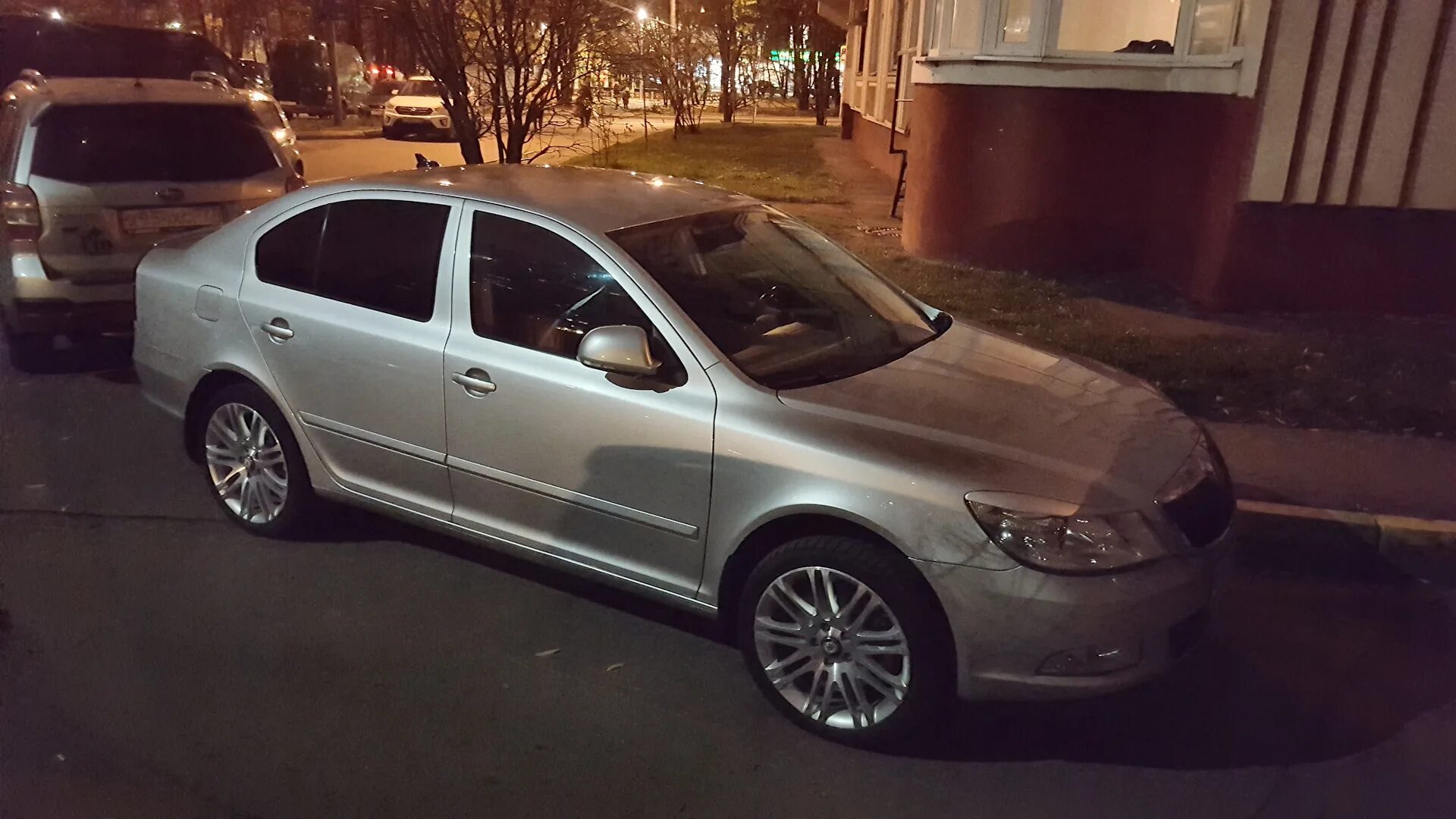 Шкода а5 драйв. Диски Luxon r18 Skoda. Luxon антрацит r18 Skoda. Skoda Superb 2 r18.