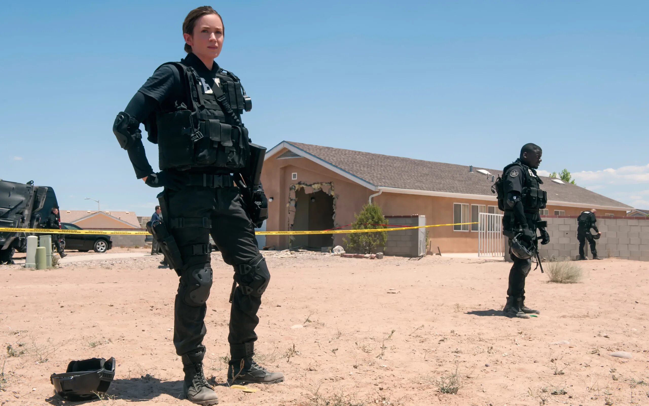 Сикарио 1. Бенисио дель торо сикарио. Бенисио дель торо sicario. Сикарио 1. Джош бролин sicario 2.