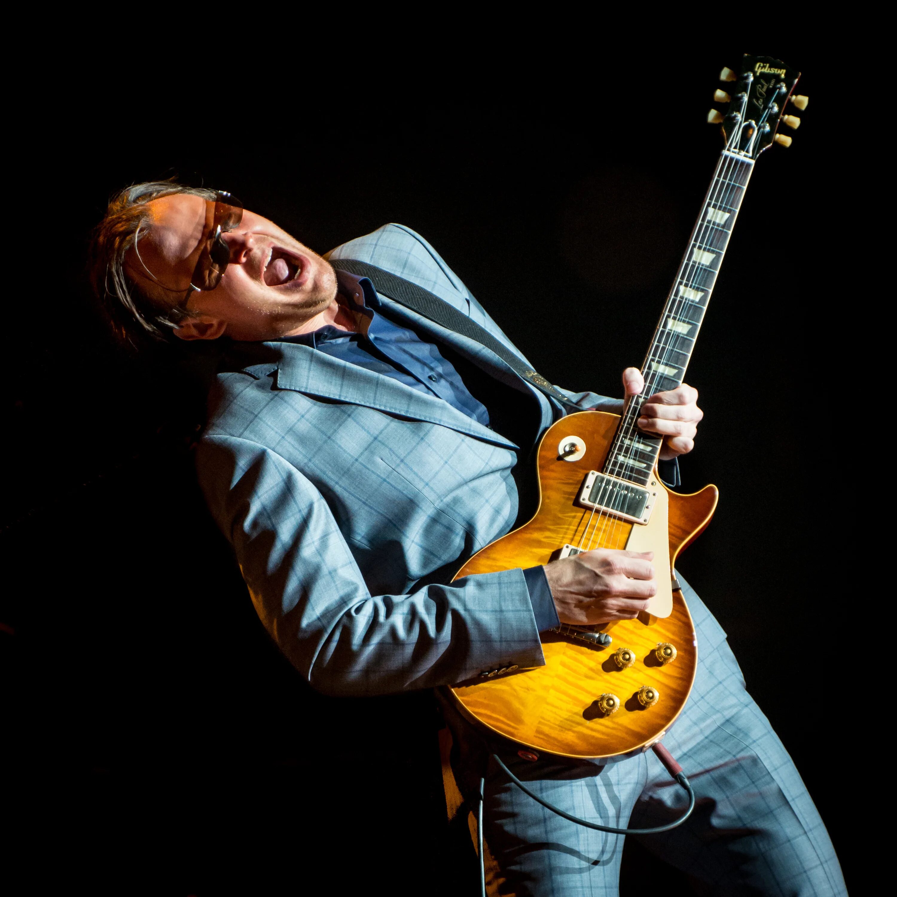 Joe Bonamassa гитарист. Joe Bonamassa фото. Басист Joe Bonamassa. Joe Bonamassa 2022.