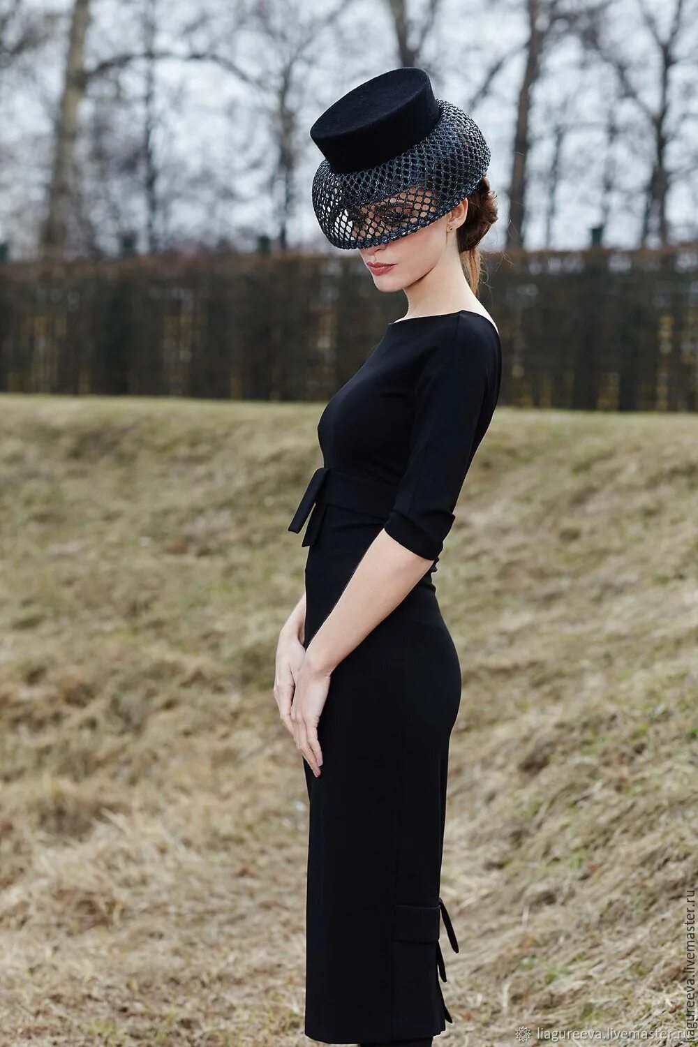 Девушка в платье и шляпе. The hat is the dress is. Девушка в шляпе. The hat is the dress is. Шляпа кристиан диор летняя.