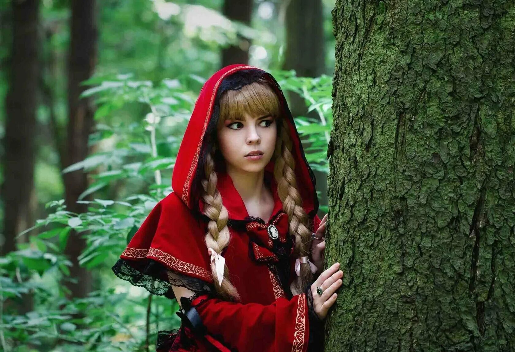 Красная шапочка 1. Энни лейбовиц дисней. Red hood красная шапочка. Red riding hood. Red hood красная шапочка.