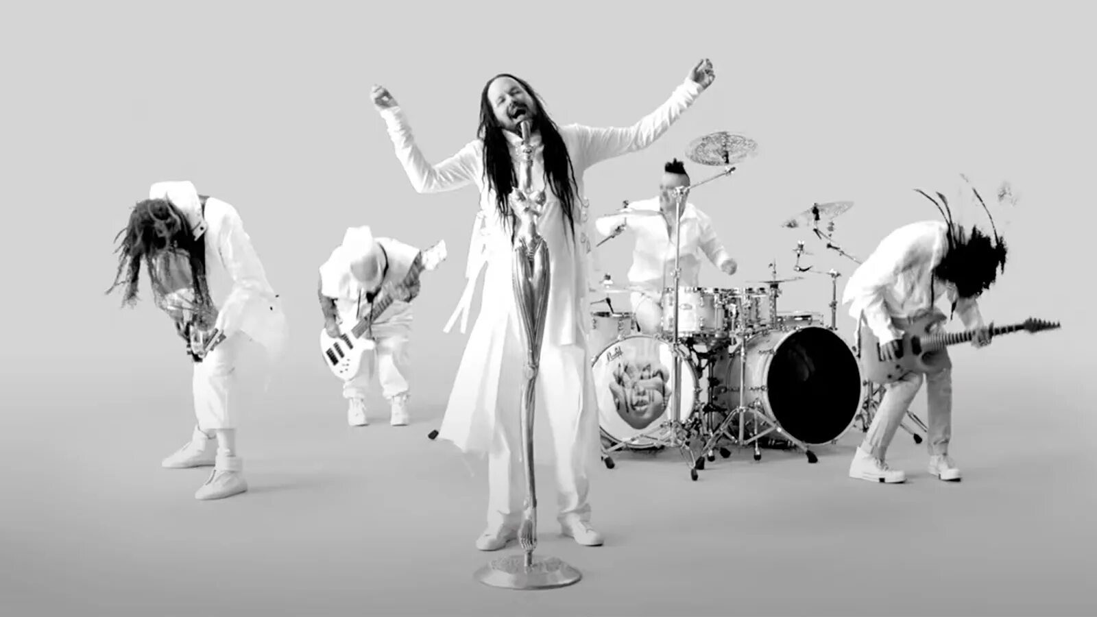 Its way way песня. Группа korn. korn клипы. джонатан дэвис. korn its on.