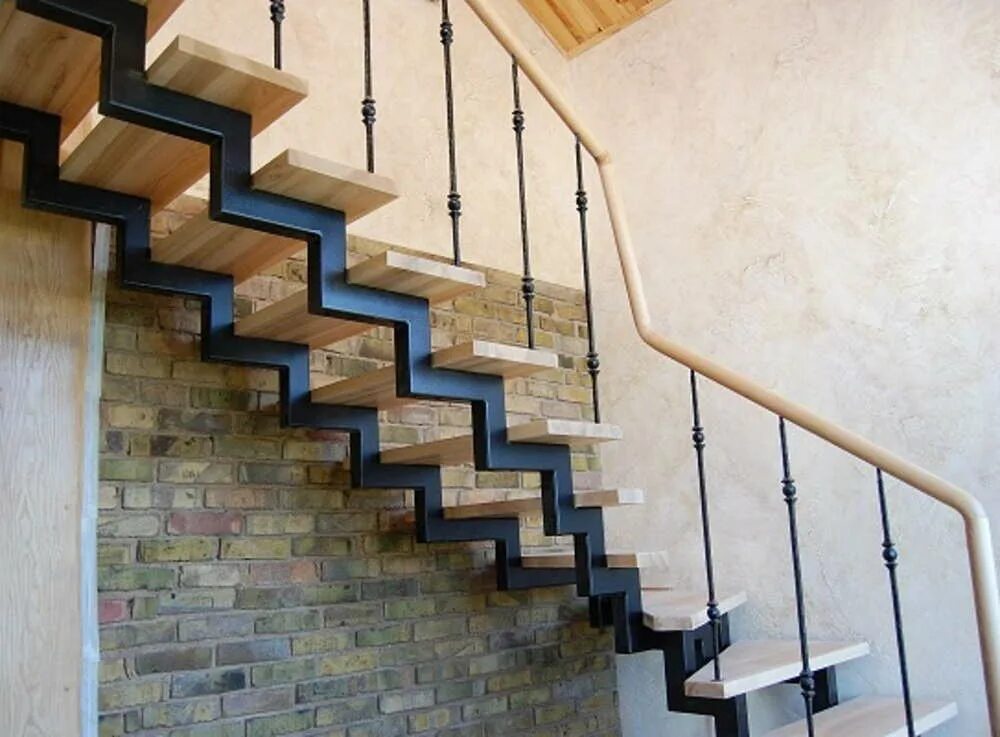 Лестницы лофт на косоурах. Лестница на косоуре 2 этаж в частном доме. Лестница на второй этаж на косоурах. Лестница металл 40на40 труба. Металлическая лестница.