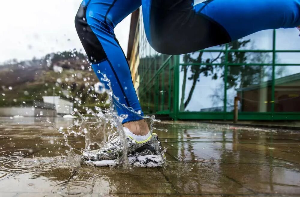 Ноги в луже. Бег зимой. Спорт под дождем. Мокрые кроссовки. Пробежка в дождь.