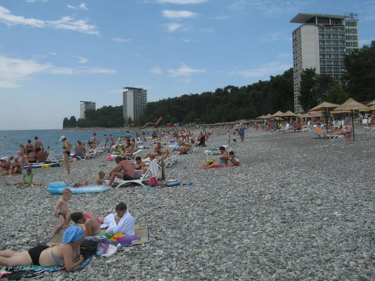 Погода в пицунде вода в море. Пицунда пляж. Пляж Пицунда Абхазия. ОПК Пицунда пляж. Центральный пляж Пицунды Абхазия.