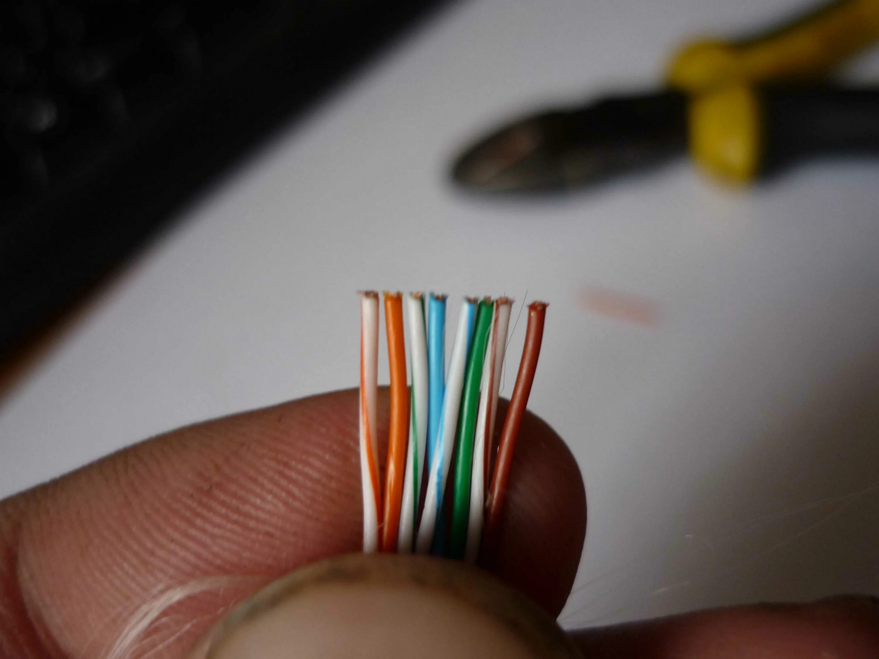 Схема обжимки джека rj45. Обжимка витой пары rj 45 6 категории. Обжим rj45 распиновка. Обжим коннектора rj-45 8 жилы. Интернет провод 8 жил.